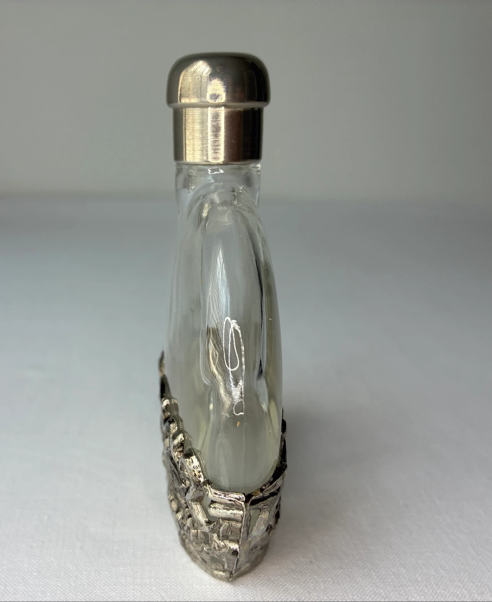 Sierlijk vintage parfumflesje met bloemendetails – photo 3
